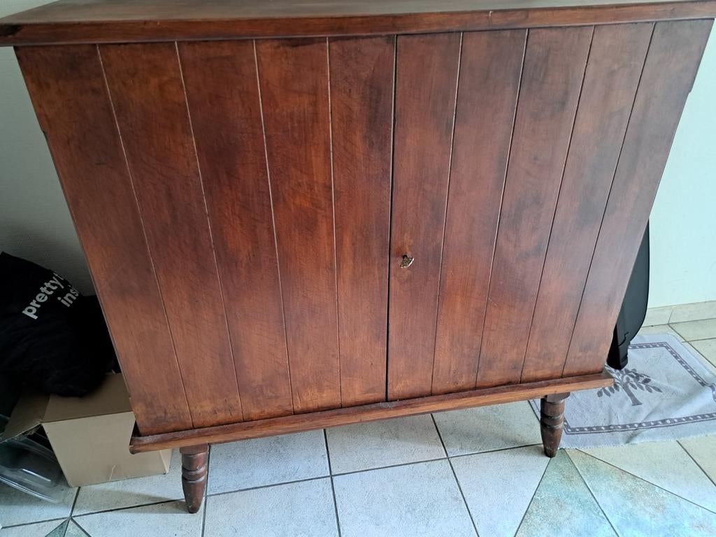 Volhouten hall of barkast, Ophalen