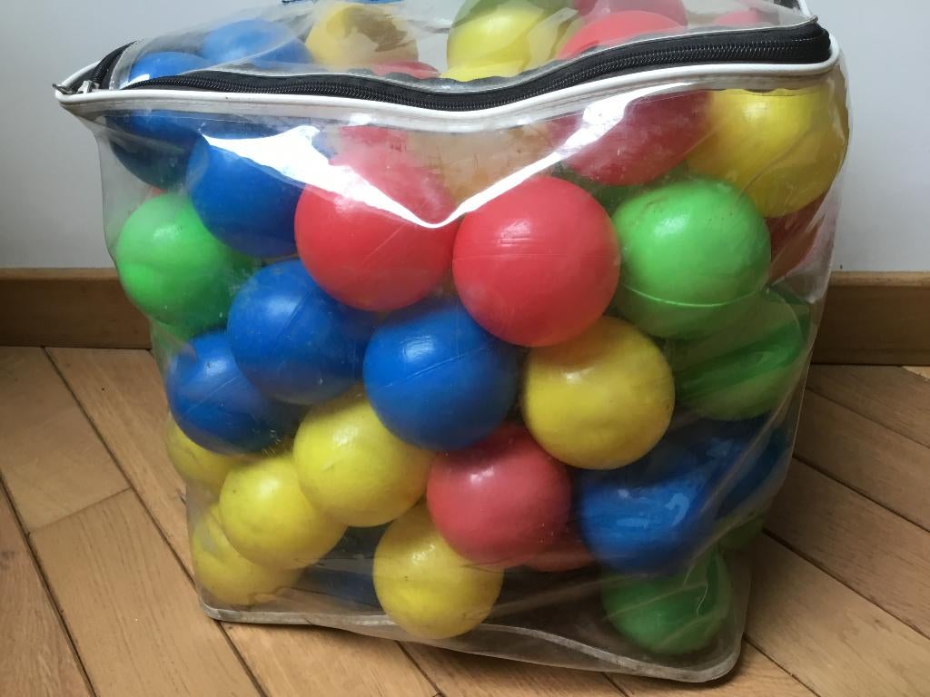 ballen gekleurd geel/ blauw/ rood van plastic, Enlèvement, Comme neuf