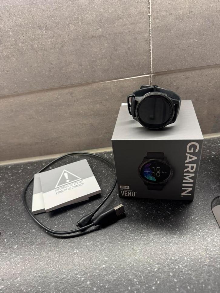 Garmin Venu Amoled GPS Smartwatch – met doos, Bijoux, Sacs & Beauté, Montres de sport, Comme neuf, iOS, Noir, Distance, Bandage calorique