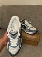 ASICS wit/grijze sneakers — met GEL-demping — nieuw met doos, Kleding | Heren, Ophalen, Blauw, Nieuw, Sneakers