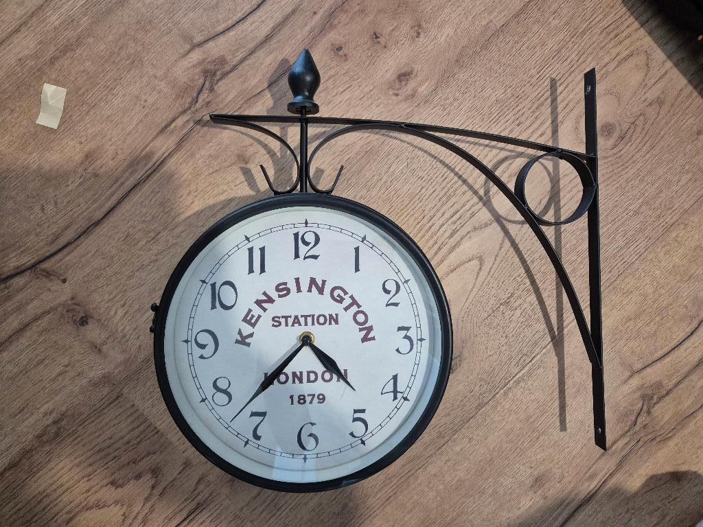 Horloge murale double face style gare Kensington, Enlèvement, Comme neuf, Analogique, Horloge murale