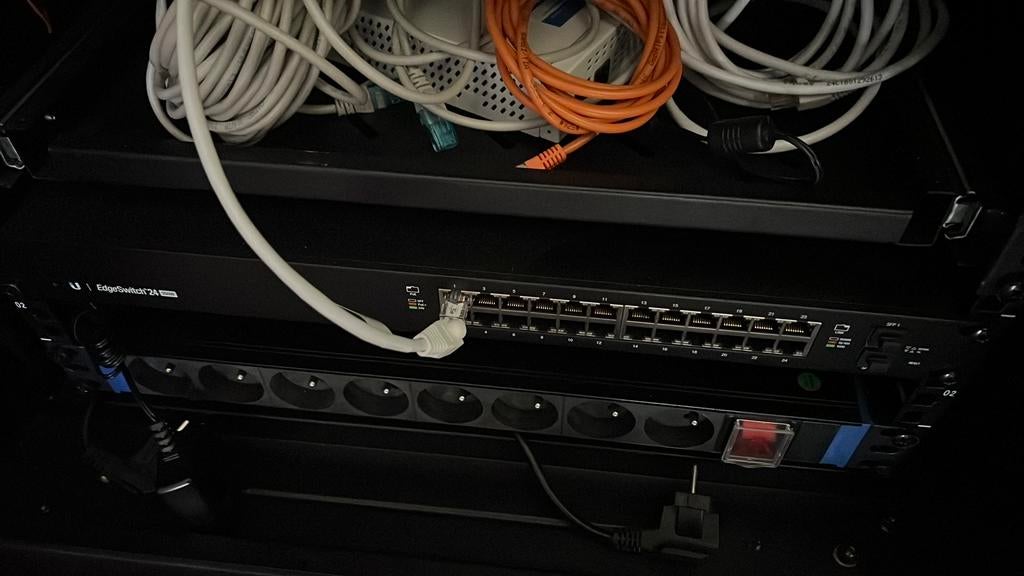Ubiquiti edgeswitch 24 250W, Computers en Software, Ophalen, Zo goed als nieuw