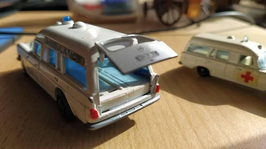 BOÎTE D'ALLUMETTES MERCEDES AMBULANCE presque neuf!!, Enlèvement ou Envoi, Comme neuf, Voiture, Matchbox