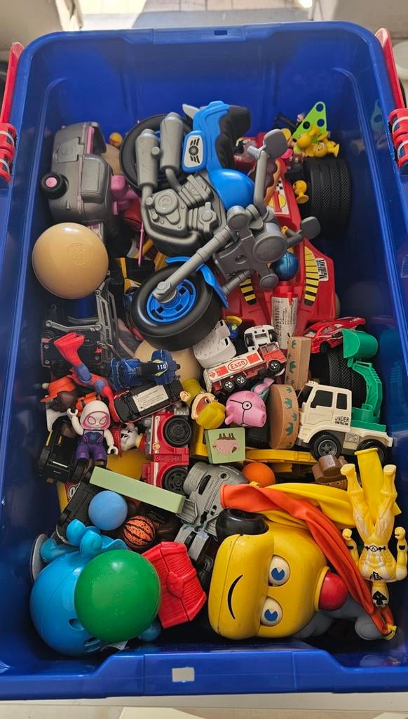 Grote bak met speelgoed, Ophalen