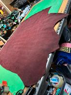 Bordeaux suede leer lap 1.3 mm dikte soepel slang print A143, Hobby en Vrije tijd, Ophalen of Verzenden, Zo goed als nieuw