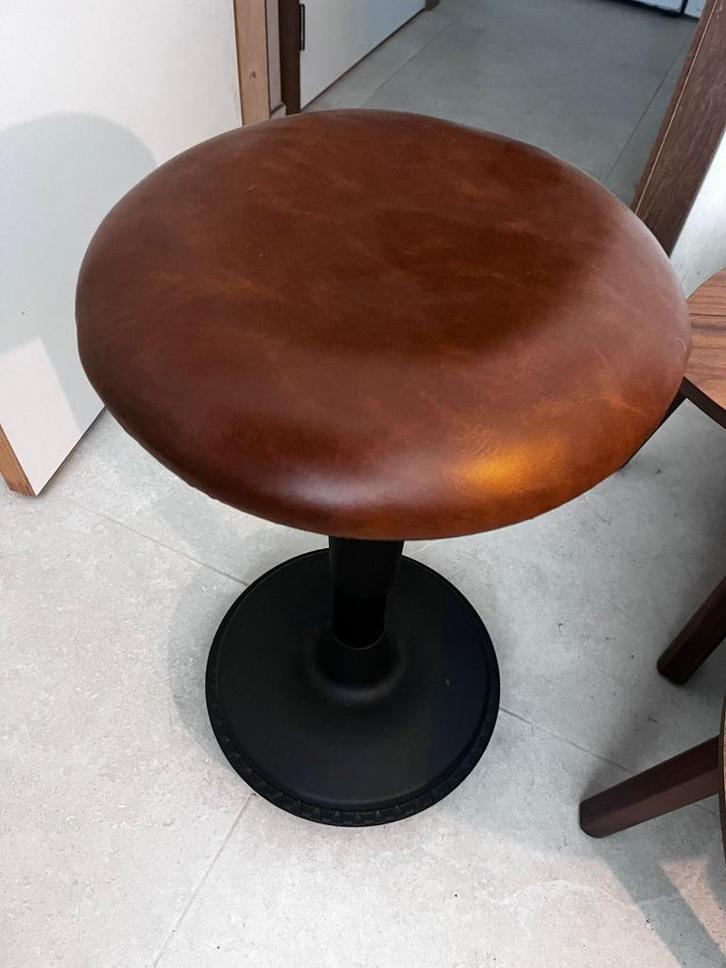 Tabouret Wobble - réglable en hauteur - assise cognac, Maison & Meubles, Chaises, Neuf, Une, Cuir, Métal, Brun, Enlèvement