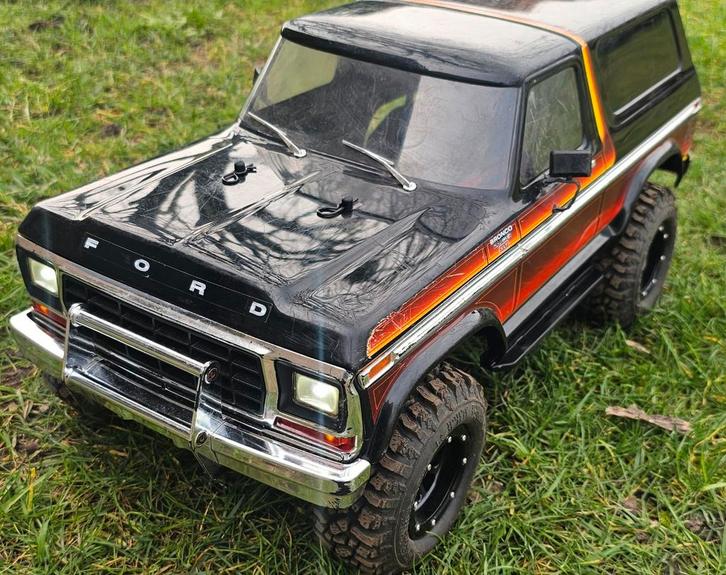 Traxxas TRX-4 Ford Bronco 1979 met metalen upgrades, Hobby en Vrije tijd, Modelbouw | Radiografisch | Auto's, Gebruikt, Auto offroad