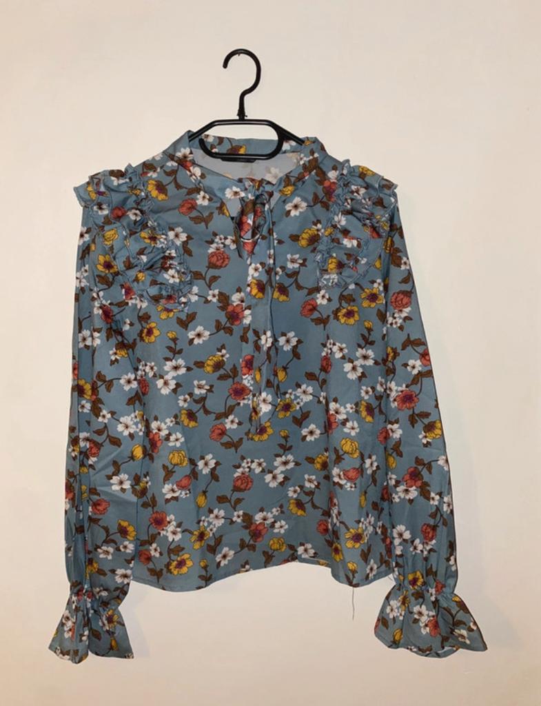 Bloemenblouse met ruches en flare mouwen - maat S, Enlèvement ou Envoi, Porté, Taille 36 (S), Bleu