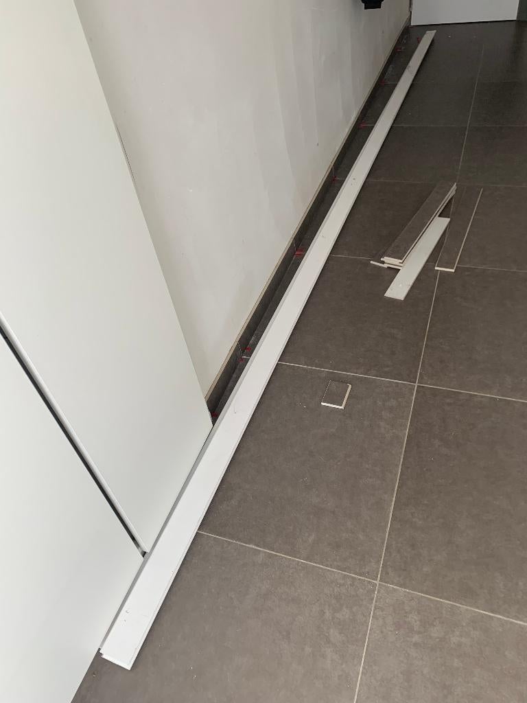 gratis  3 witte houten plinten, Doe-het-zelf en Bouw, Plinten en Afwerking, Ophalen, Nieuw, Plinten