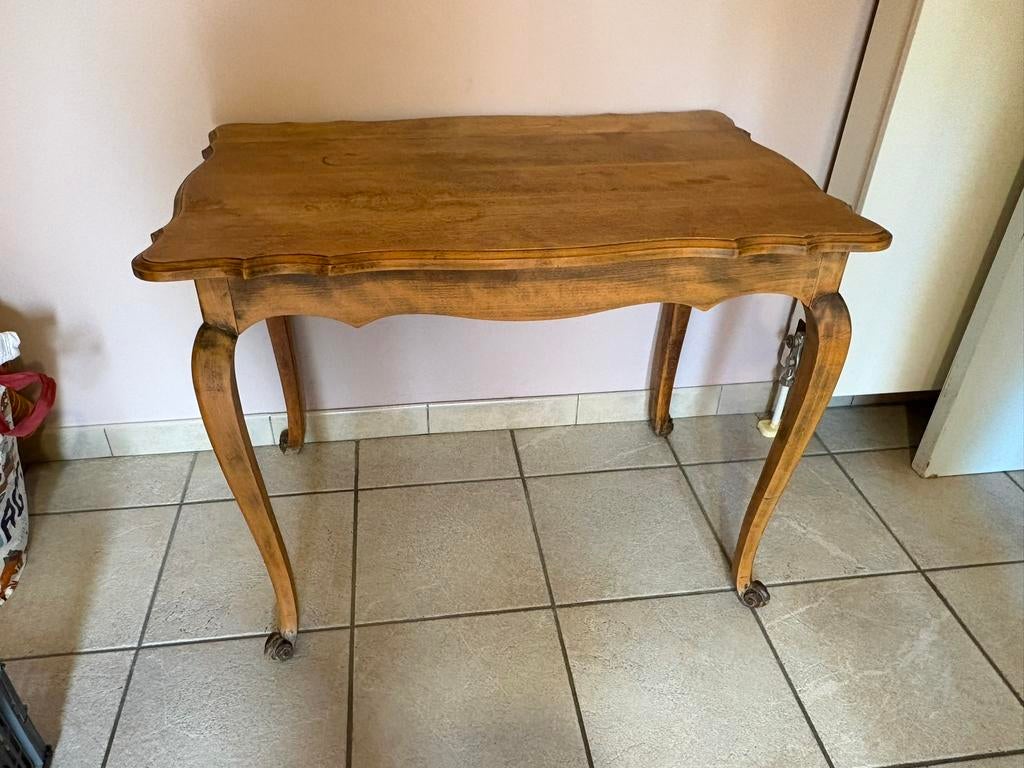 Table d’appoint style ancien  pieds galbés, Maison & Meubles, Tables | Dessertes, Comme neuf, Enlèvement