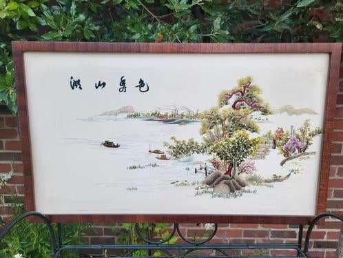 Broderie chinoise fine encadrée sur soie 62 x 37, Antiquités & Art, Art | Art non-occidental, Enlèvement