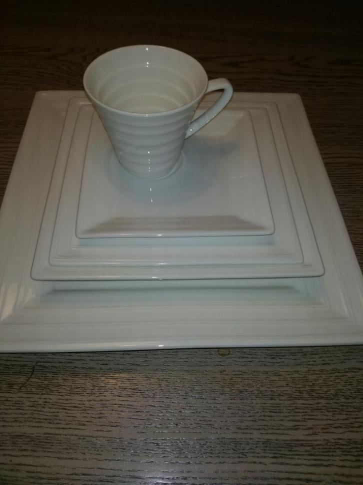 Eet- en Koffie servies in zwaar porselein, Huis en Inrichting, Keuken | Servies, Zo goed als nieuw, Compleet servies, Effen, Porselein