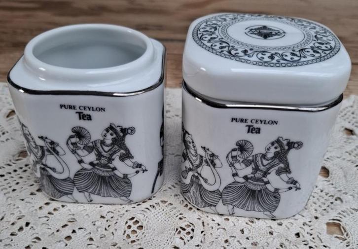 2 MLESNA porseleinen thee busjes, 1 zonder deksel, Antiek en Kunst, Curiosa en Brocante, Ophalen of Verzenden