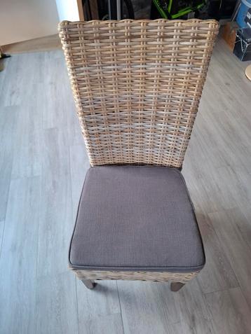6 rieten stoelen + toebehoren  beschikbaar voor biedingen