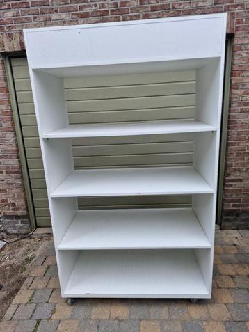 Stevige Witte houten Winkelkast op wielen ! beschikbaar voor biedingen