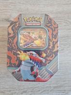 Skeledirge ex Paldea Partner Tin – Nieuw & Sealed!, Ophalen of Verzenden, Zo goed als nieuw, Booster, Foil