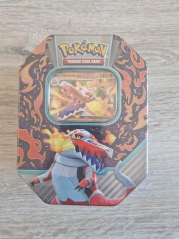 Skeledirge ex Paldea Partner Tin – Nieuw & Sealed!  beschikbaar voor biedingen