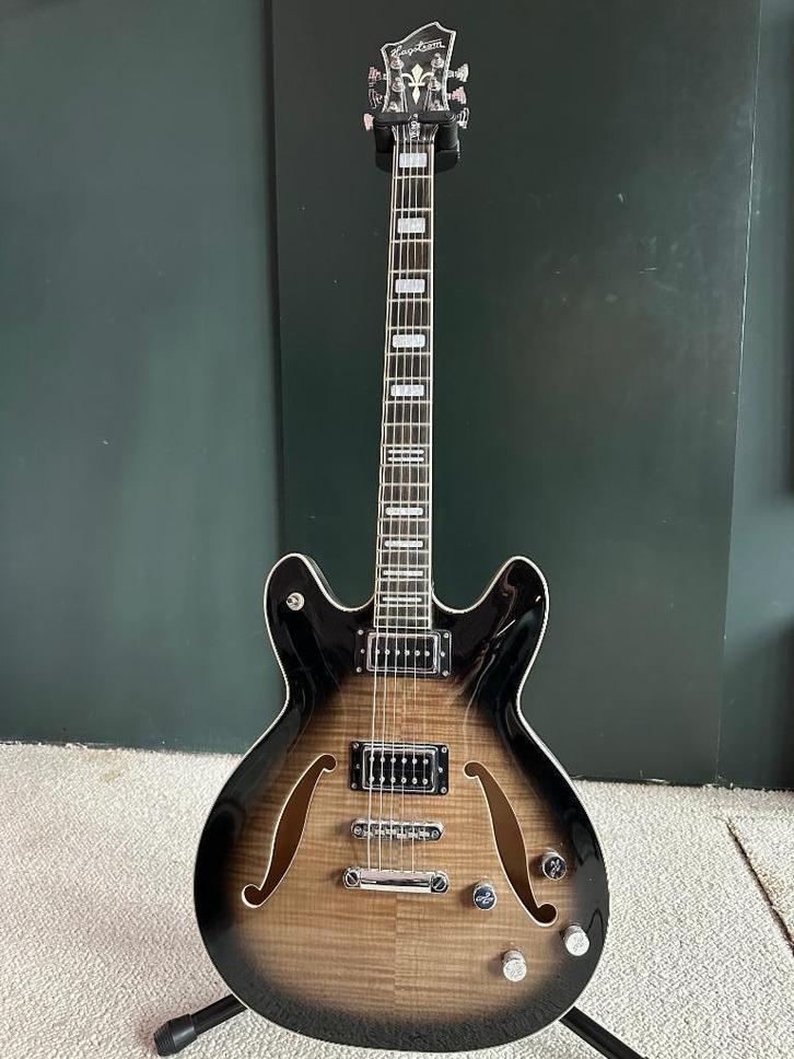 Hagström Viking Deluxe Baritone, Muziek en Instrumenten, Snaarinstrumenten | Gitaren | Elektrisch, Zo goed als nieuw, Semi-solid body