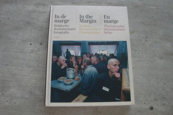 IN DE MARGE-BELGISCHE DOCUMENTAIRE FOTOGRAFIE, Boeken, Kunst en Cultuur | Fotografie en Design, Gelezen, Fotografen, Ophalen of Verzenden