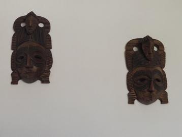 2 houten maskers uit Afrika beschikbaar voor biedingen