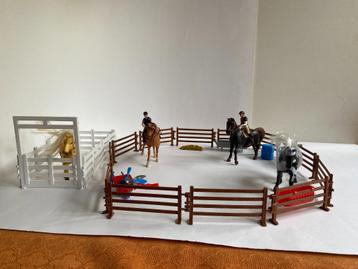 Afrastering met 5 paarden, ruiters en accessoires beschikbaar voor biedingen
