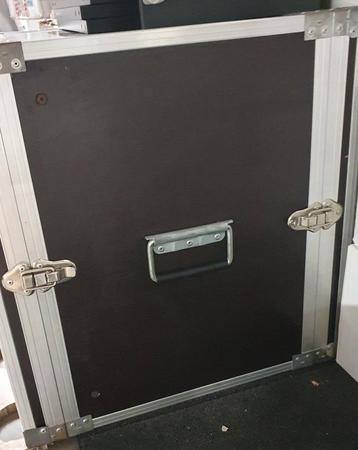 Flightcase hoogte 56cm, diepte 56 cm en breedte 51,5cm. beschikbaar voor biedingen