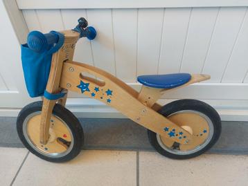 Houten loopfiets met blauwe accenten. ACROBAT beschikbaar voor biedingen