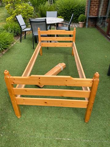 Houten eenpersoonsbedframe en lattenbodem  beschikbaar voor biedingen