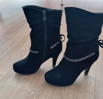 3 belles paires de bottes en excellent état 