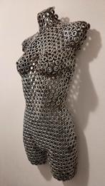 Prachtig vrouwensilhouet gemaakt met metalen moeren, Antiek en Kunst, Ophalen