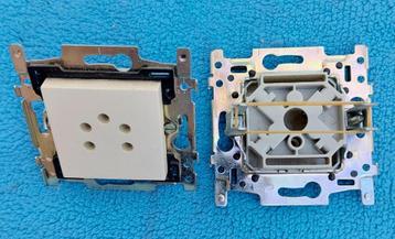 Contactdozen en tussenstekkers telefoon. Niko en Vynckier. beschikbaar voor biedingen