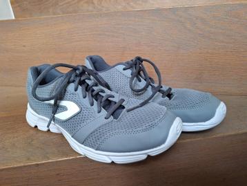 Loopschoenen / sportschoenen met witte zool maat 40 beschikbaar voor biedingen