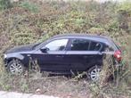 BMW Série 1 – 2006– 350 000 km – Accidentée – 600€, Auto diversen, Ongevalwagen, Ophalen, Zwart, Handgeschakeld, Benzine