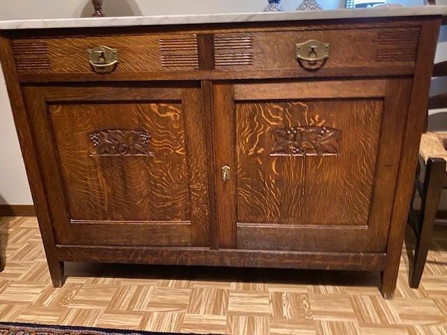 Vintage kastje met nieuw wit marmeren blad, Antiquités & Art, Antiquités | Meubles | Armoires, Enlèvement