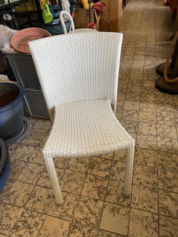 2 witte tuinstoelen in wicker, als nieuw beschikbaar voor biedingen
