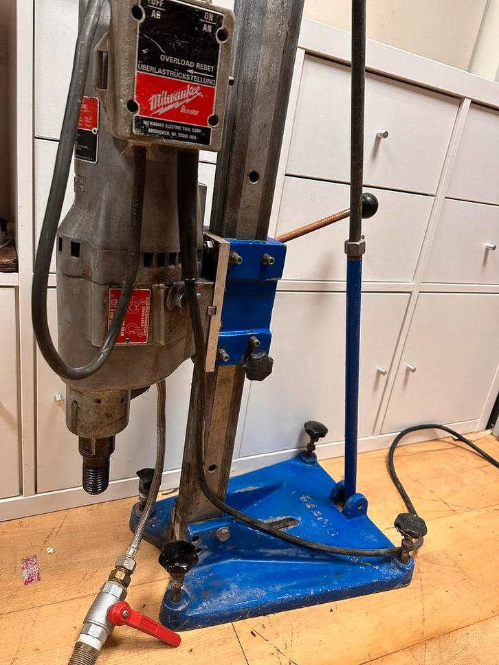 Diamantboormachine met statief Milwaukee betonboor, Bricolage & Construction, Outillage | Foreuses, Comme neuf, Perceuse, 400 à 600 watts