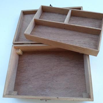 Houten naaikistje met uitneembaar verdeelvak. beschikbaar voor biedingen