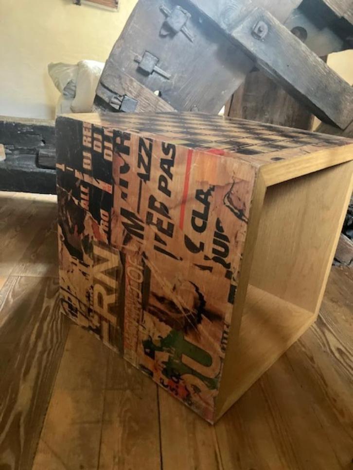 HOUTEN BIJZETAFELTJE / BOEKENKASTJE/ TRAPJE 40 /40/40 CM, Huis en Inrichting, Krukjes, Gebruikt, Hout, Ophalen of Verzenden