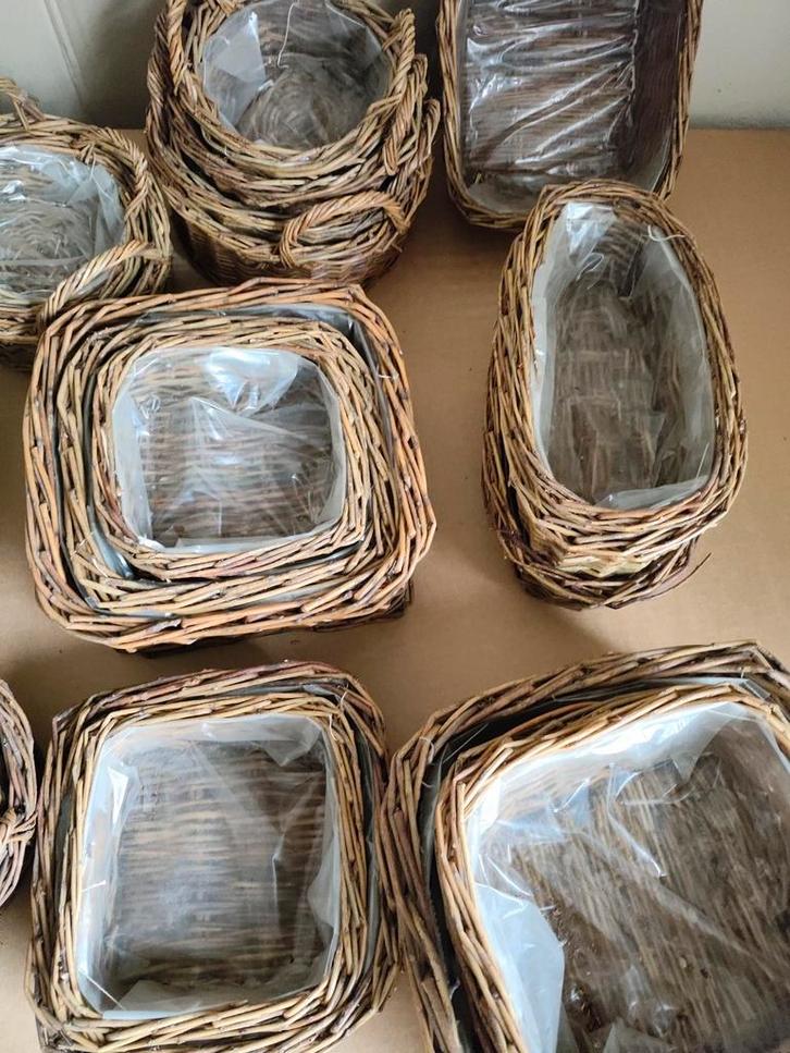 Verschillende maten en vormen rieten mandjes, Huis en Inrichting, Woonaccessoires | Schalen en Manden, Nieuw, Ophalen
