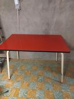 table en formica rouge avec pieds en métal et toboggan 110 c, Maison & Meubles, Enlèvement, Utilisé