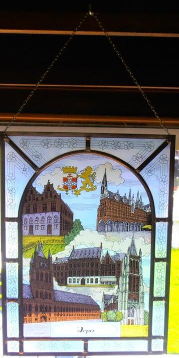 Mooi, groot glas-in-lood-raam van stad Ieper beschikbaar voor biedingen