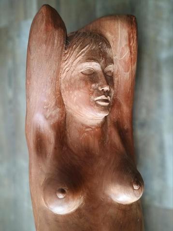 Grande statue en bois d'une femme nue, Enlèvement