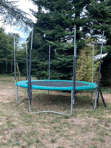 Gratis grote trampoline van Berg beschikbaar voor biedingen