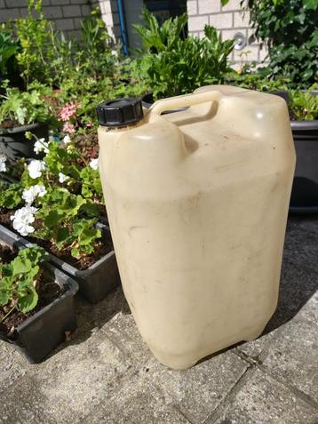 4 plastic bidons (jerrycan) beschikbaar voor biedingen