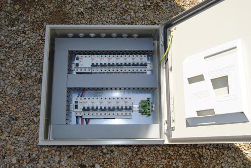 Metalen zekeringkast met differentieel s en zekeringen 2x230, Doe-het-zelf en Bouw, Elektriciteit en Kabels, Gebruikt, Ophalen