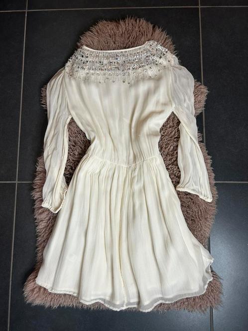 Elegante witte jurk met diamanten halslijn - maat S, Kleding | Dames, Jurken, Zo goed als nieuw, Verzenden