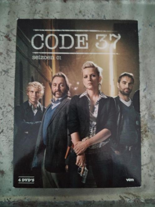 Code 37 seizoen 1 en 2 (DVD) + de film, Cd's en Dvd's, Dvd's | Tv en Series, Nieuw in verpakking, Drama, Boxset, Verzenden