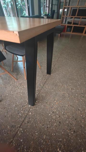 Tafel zelf gemaak beschikbaar voor biedingen