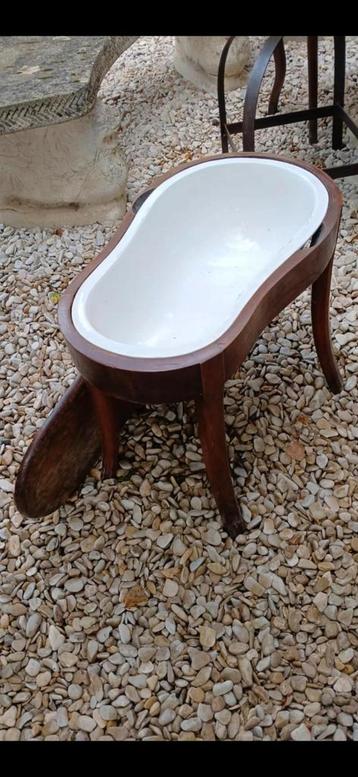 Oud bidet voor binnen- of buitendecoratie.  beschikbaar voor biedingen