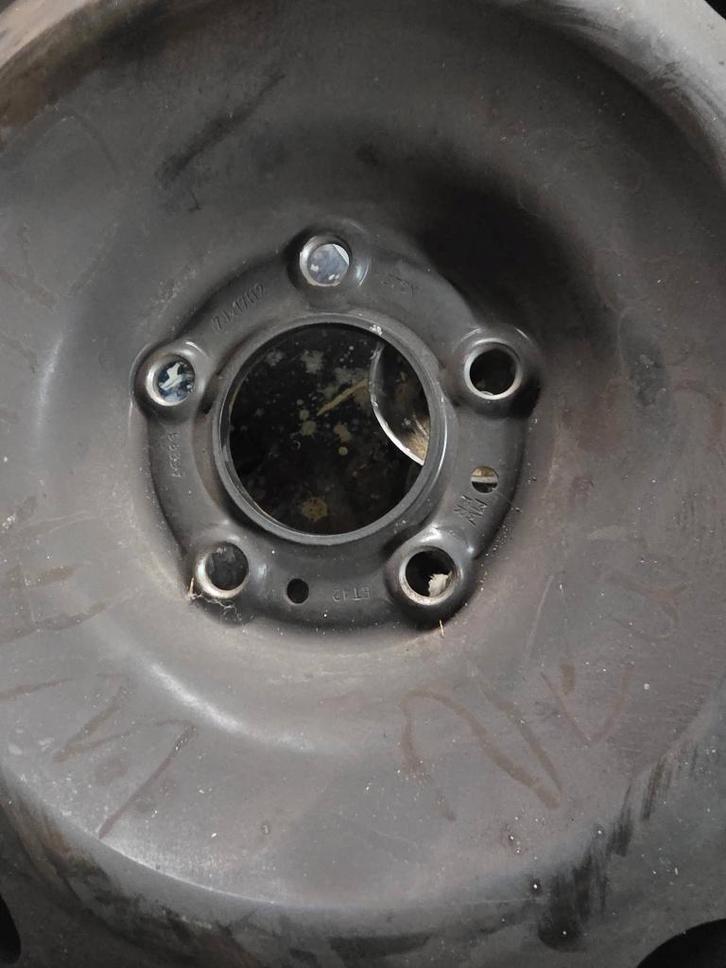 4 pneus hiver peugeot 3008, Auto-onderdelen, Banden en Velgen, Band(en), Winterbanden, 17 inch, 215 mm, Personenwagen, Gebruikt